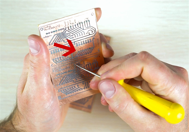 На фото видны остатки бумаги в ненужных местах — там где должны быть отверстия — все это нужно убирать.