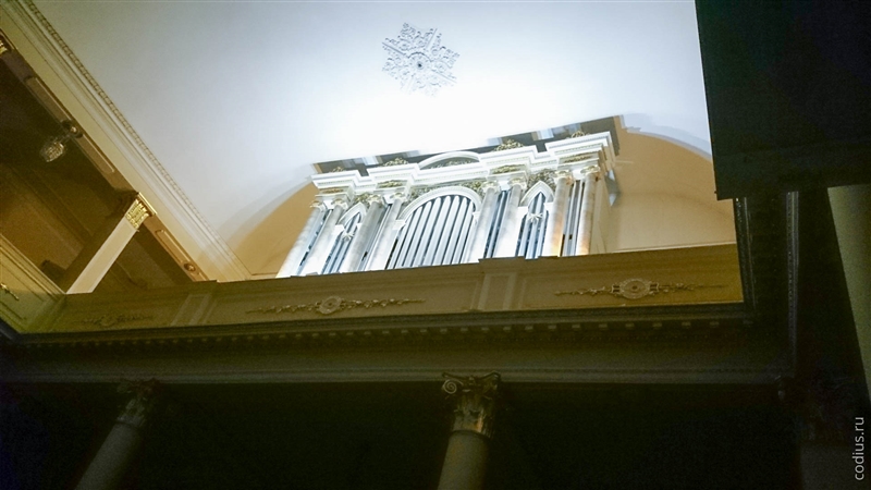 Орган на втором этаже