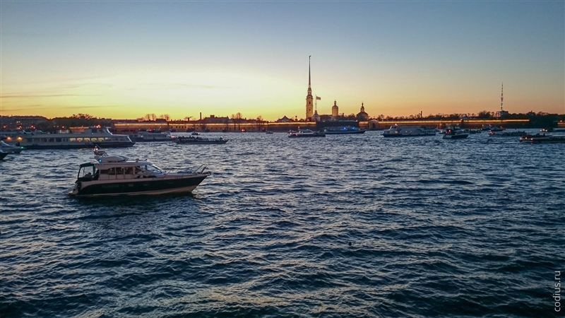 Туроператоры предлагают отдельный тур — на катере под праздничный фейерверк, билет стоит бешенных денег — от 2 000,00 span class=rubруб./span